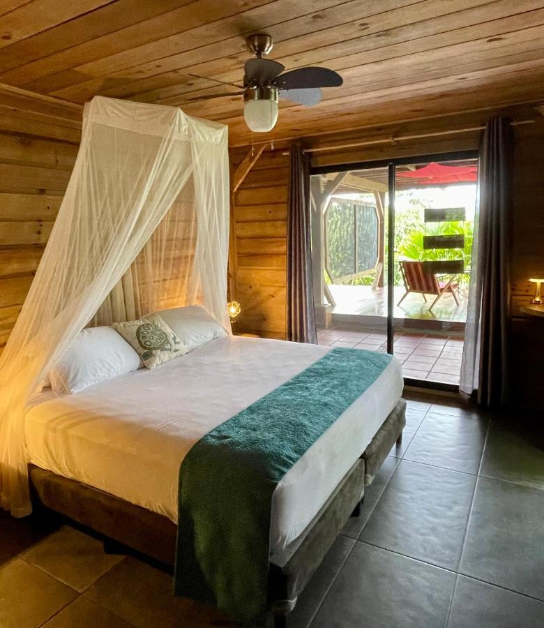 Eden Jungle Lodge 博卡斯德尔托罗 外观 照片